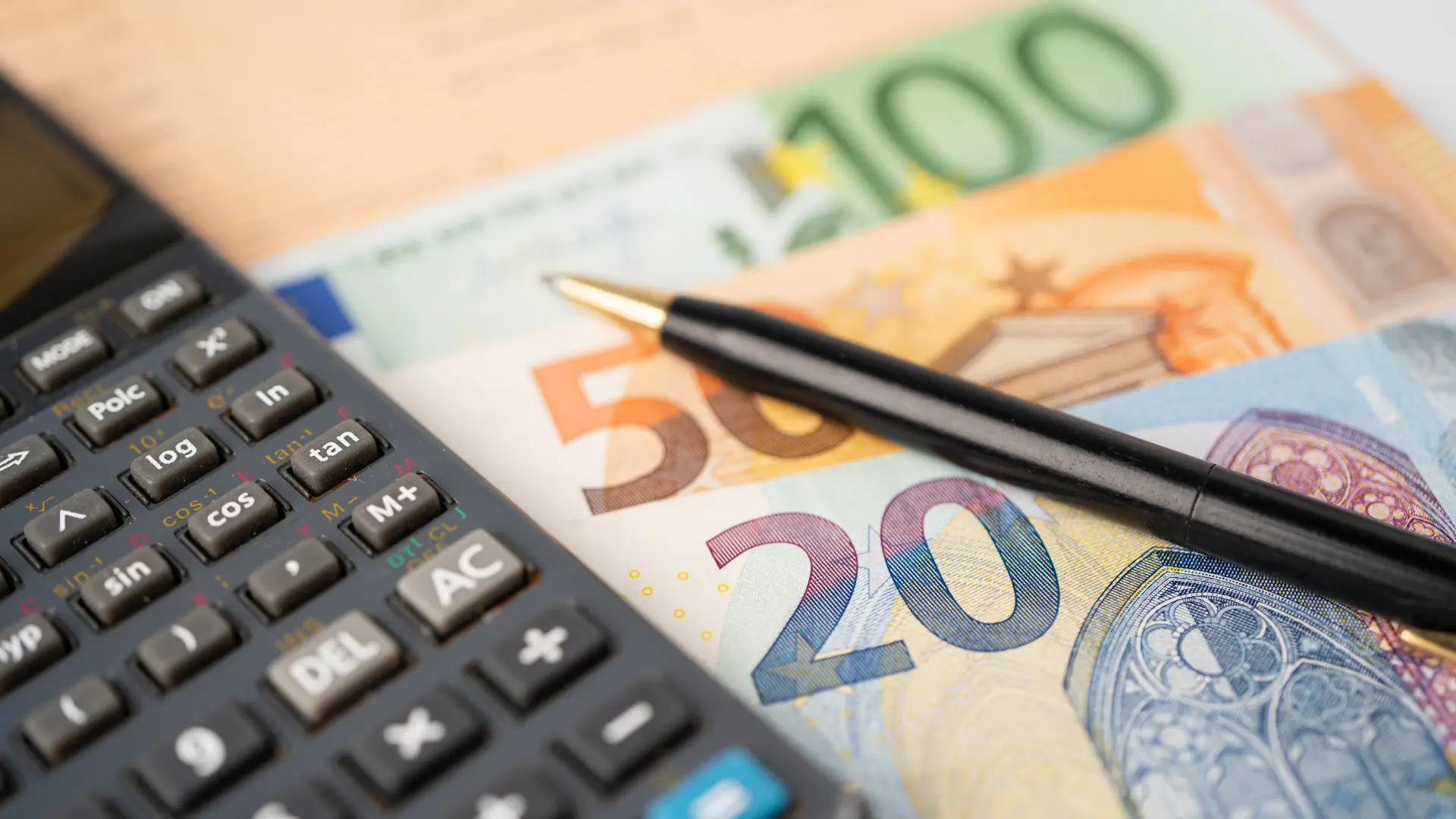 Une calculatrice avec des billets d'euros