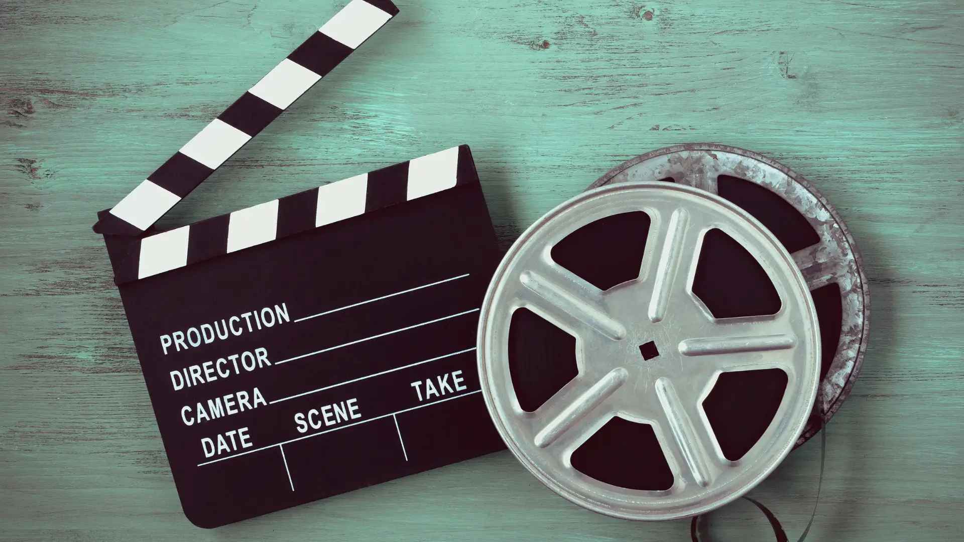 Configuration professionnelle pour production vidéo d'entreprise avec caméra, éclairage et équipement