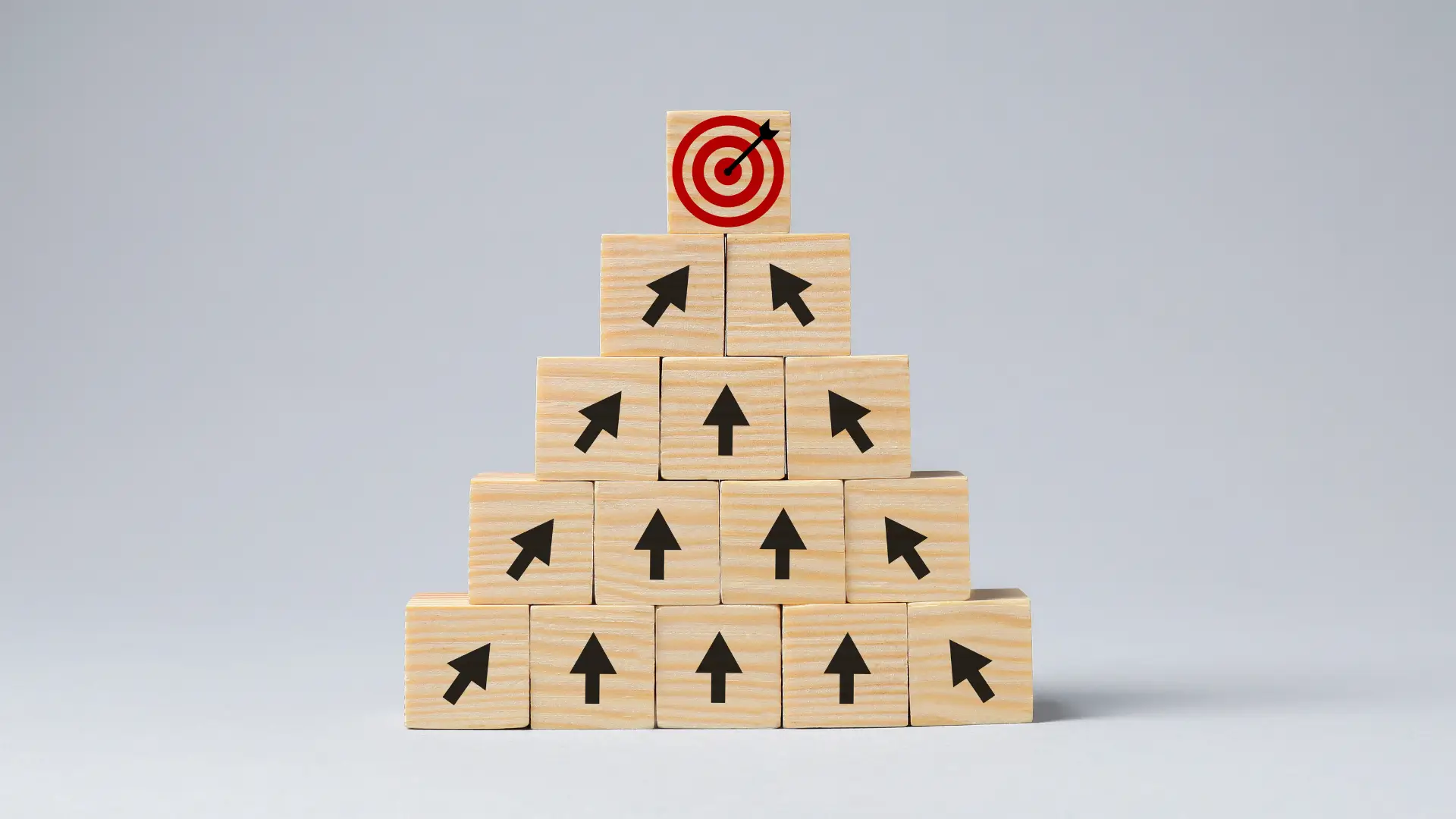 Quatre écrans stylisés montrant des interfaces différentes pour SaaS, agence, e-commerce et B2B sur fond sombre