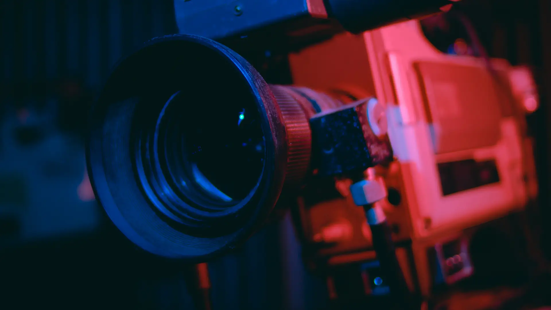 Une équipe de production vidéo filmant une scène narrative pour une marque avec caméra professionnelle éclairages et storyboard